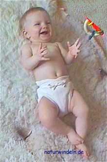 Baby 6 Monate mit anatomische Bindewindel