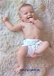Baby sechs Monate mit Fidelia-Frottierwindel